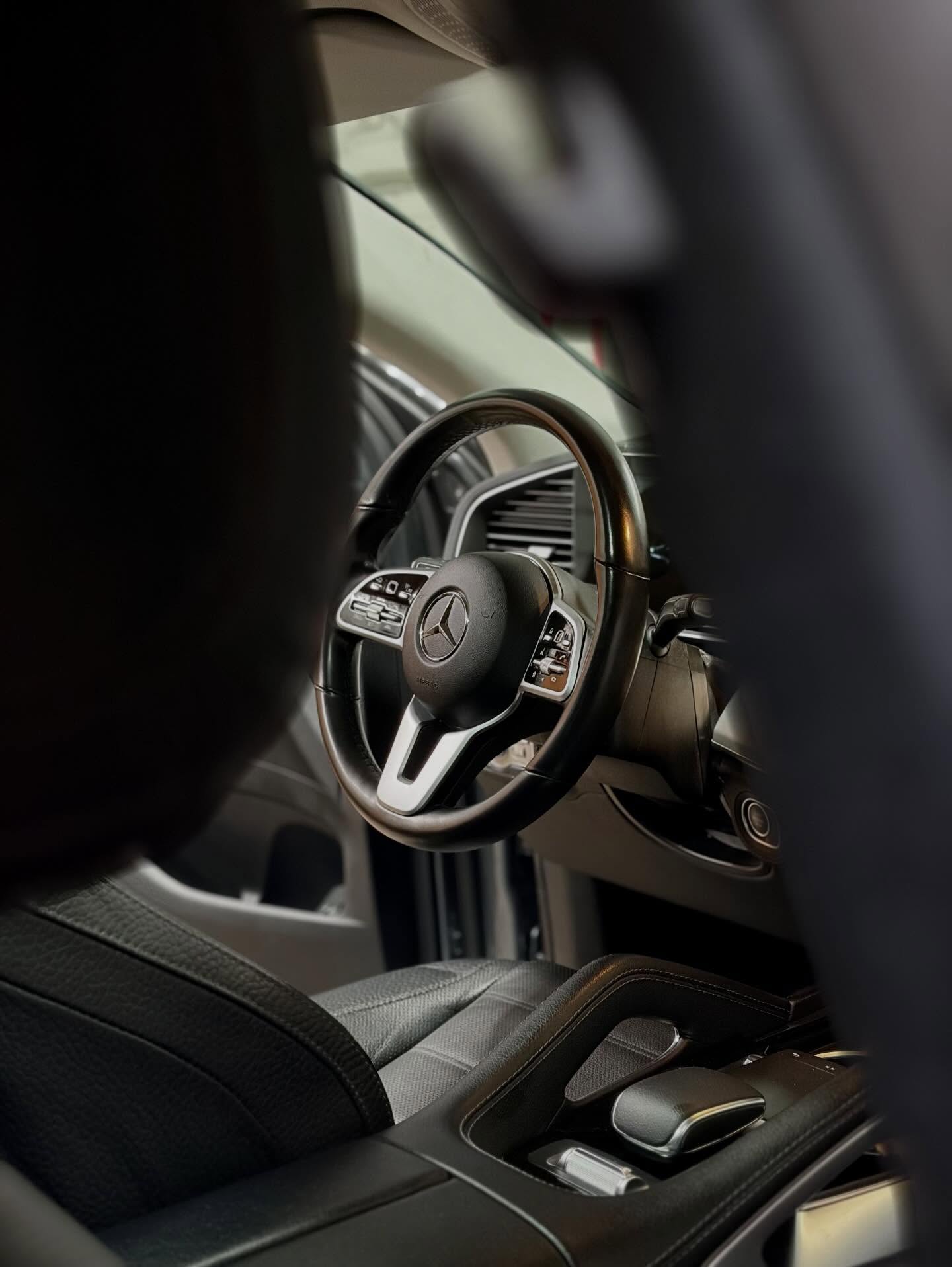 Interior de coche con detailing premium en Corbins, Lleida