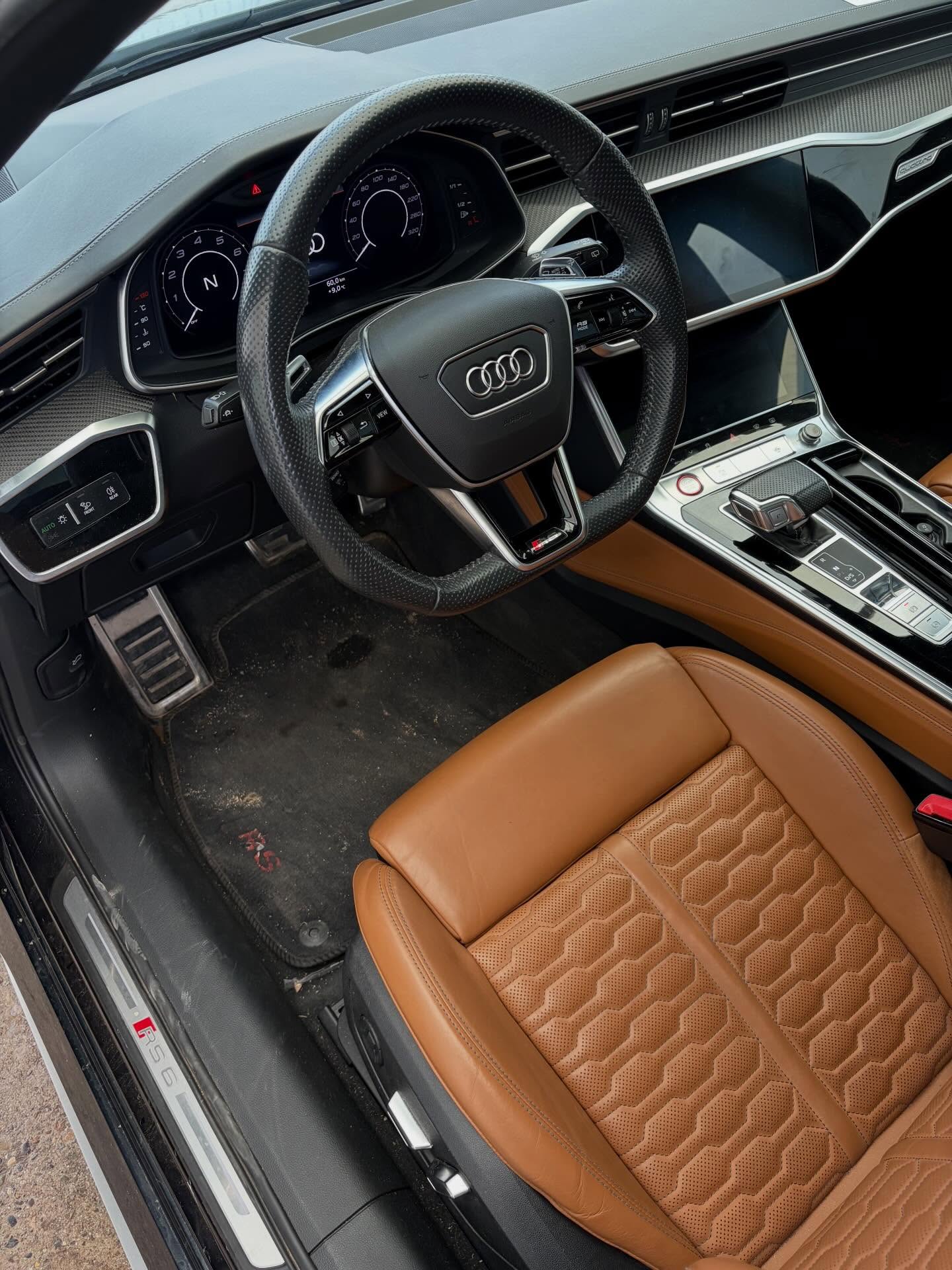 Interior de coche antes del detailing — Car Clean Corbins